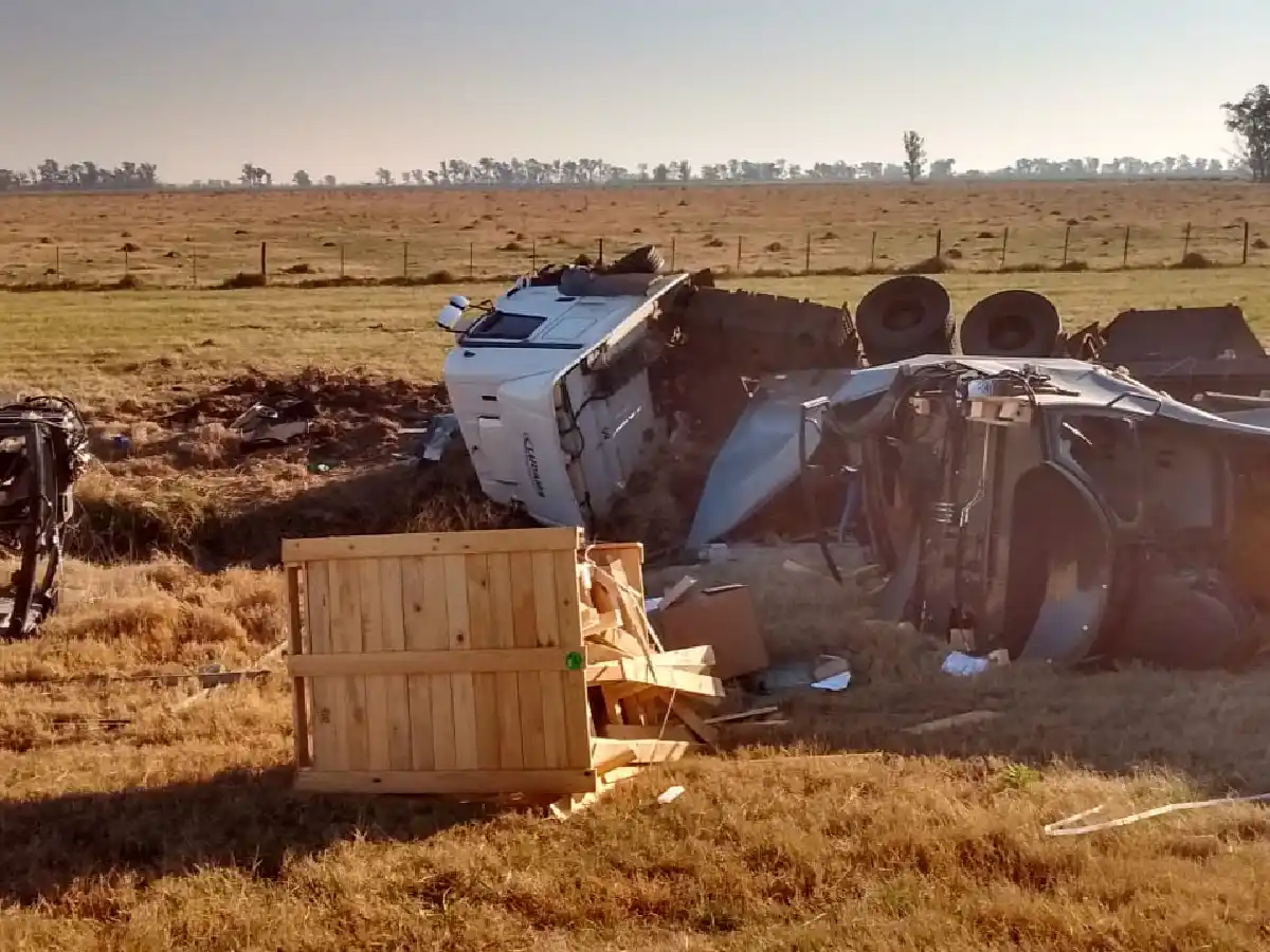 Accidente protagonizado por un camión y una camioneta en la autovía 19