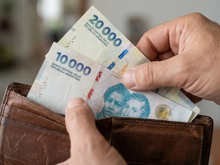 El salario mínimo vale menos que en 2001 y debería triplicarse para recuperar su poder de compra original