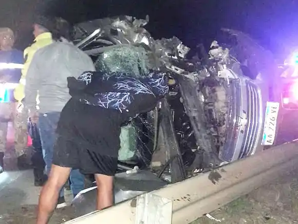 Grave siniestro vial: dos personas quedaron atrapada entre los hierros de una camioneta