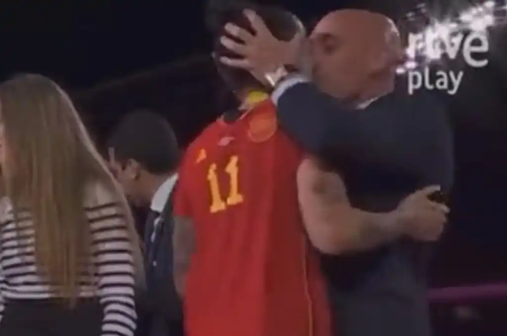 El momento en que Rubiales besó a Jennifer Hermoso