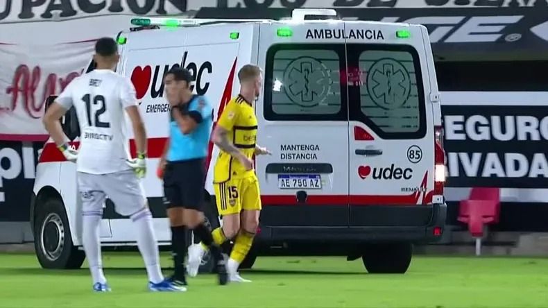 La ambulancia entró a asistir al mediocampista chileno.