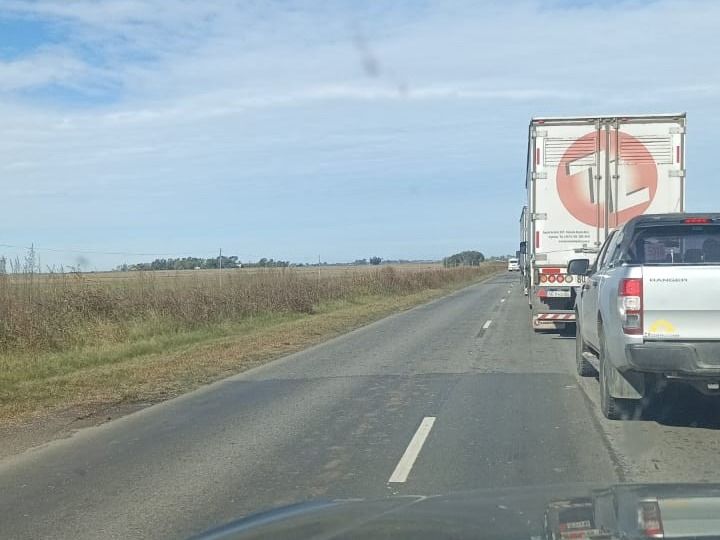 La Ruta 41 es el desvío oblifado hacia Ruta 8 para viajar de San Pedro a Buenos Aires, está colapsada y en mal estado. Foto: La Opinión.