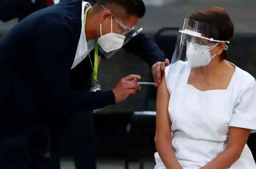 Coronavirus: en Chile comenzaron a vacunar a las primeras personas