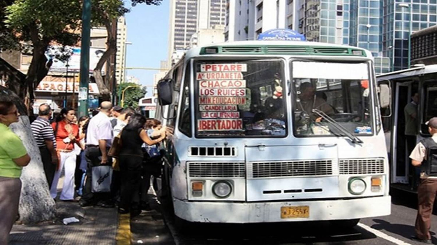 ¡NO MEJORA EL ENFERMO! Ahora aumenta el pasaje del transporte público