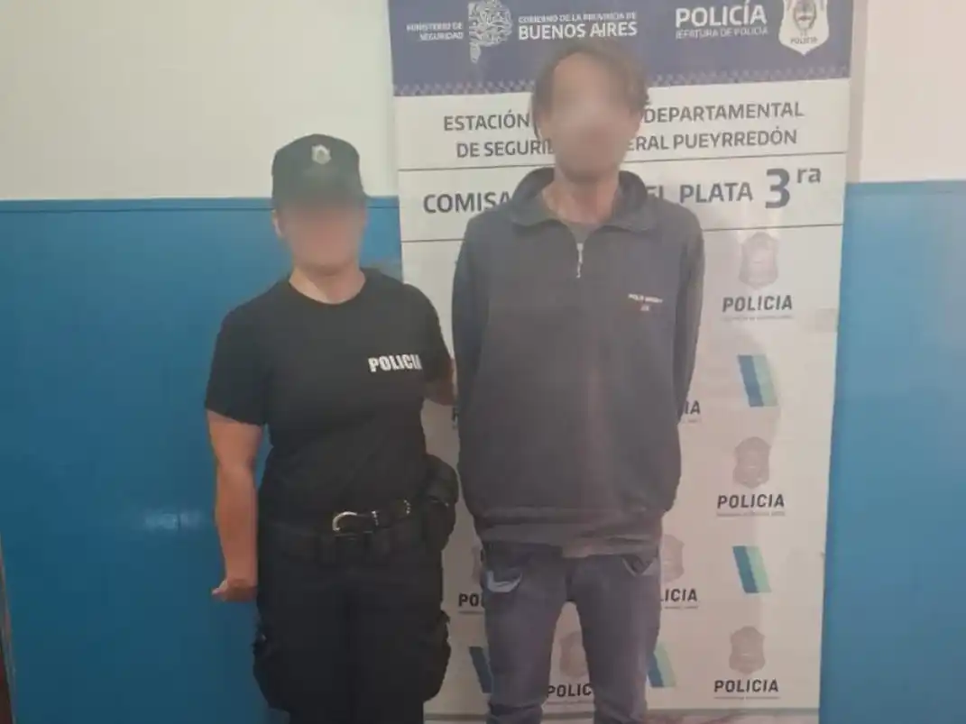 Cansado por una pérdida de agua, rompió caños y medidores de luz, luego amenazó a una vecina.