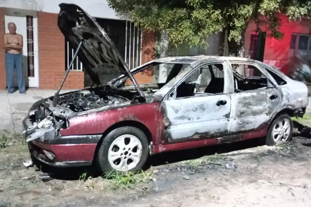 El vehículo resultó con daños totales, como consecuencia del fuego.
El Litoral