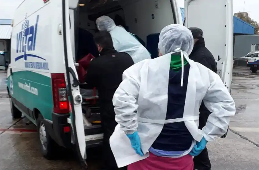 Marinero marplatense accidentado en Uruguay regresó en un vuelo sanitario