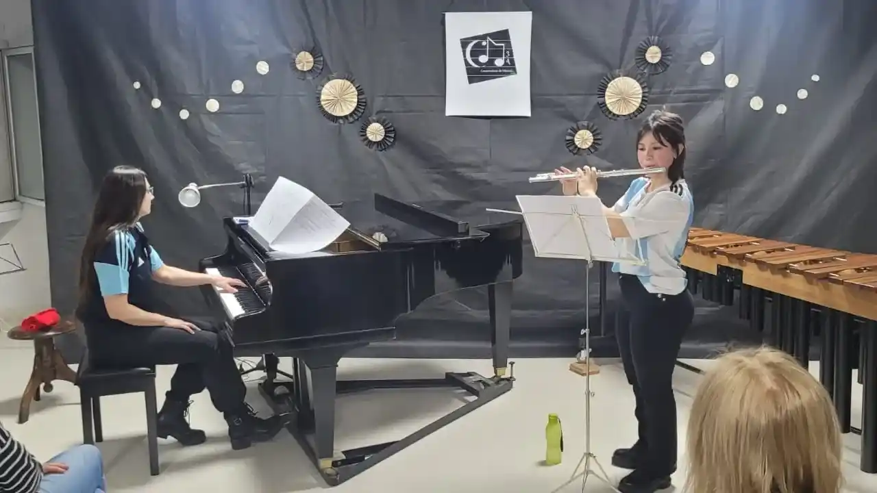 Mariela Morales y Martina Isasa (tocando)