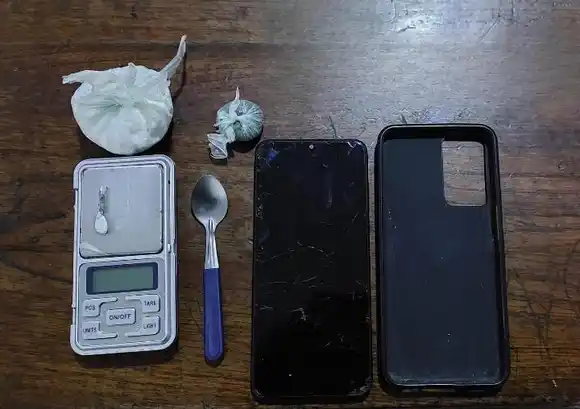 Lo sorprendieron entre malezas, con un rifle modificado, municiones y sustancias sospechosas