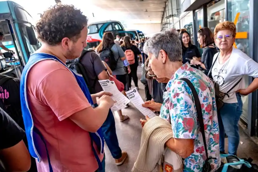 Dengue en Rosario: realizan una campaña de divulgación para viajeros y vecinos de barrios de la ciudad