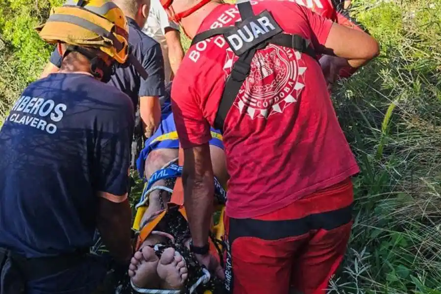 Milagroso rescate de una turista que cayó entre las piedras en Mina Clavero