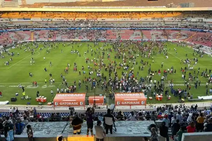 Video: una batalla campal en el partido entre Querétaro y Atlas dejó varios muertos