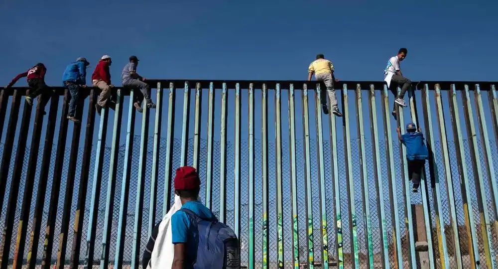 La caravana migrante llegó al muro de Trump