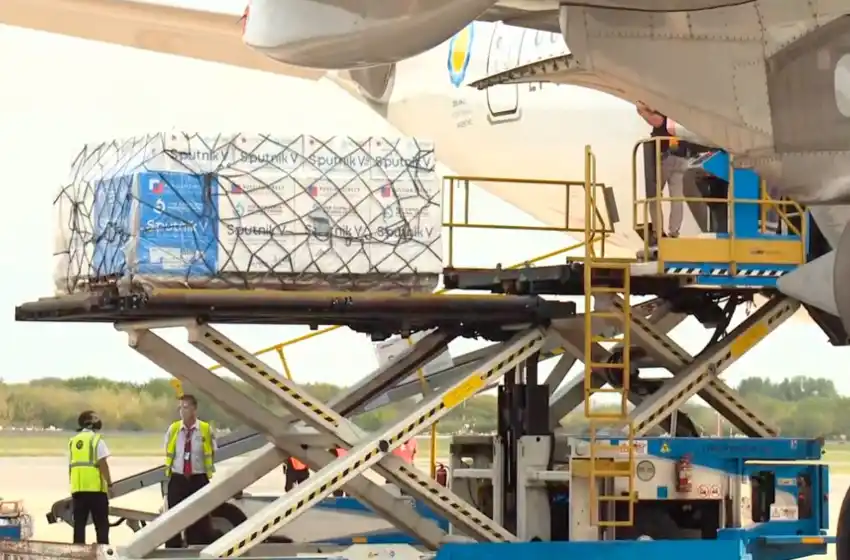 Llegó a Moscú un nuevo vuelo de Aerolíneas para traer más vacunas Sputnik V