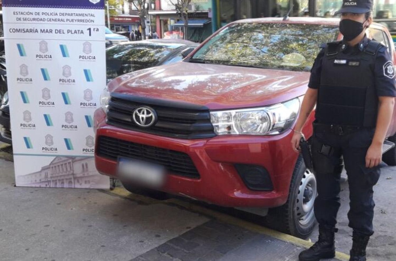 Circulaba con camioneta robada y cuando la atrapan se desvanece en la comisaria: la internaron