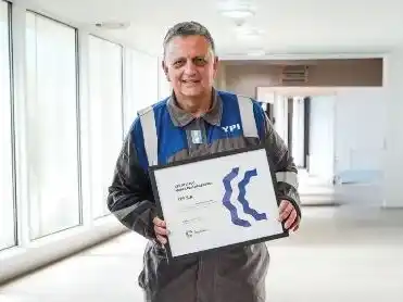 El CEO de YPF con el flamante certificado "Marca País"