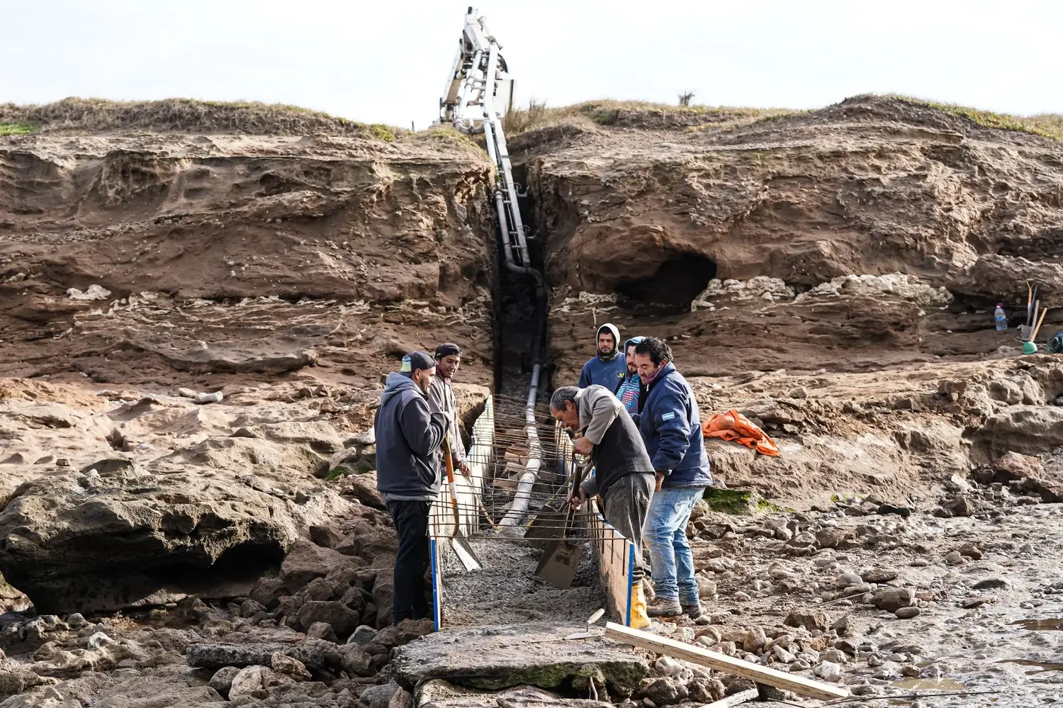 Con aporte del Consorcio se repara el caño del emisario cloacal en Punta Carballido