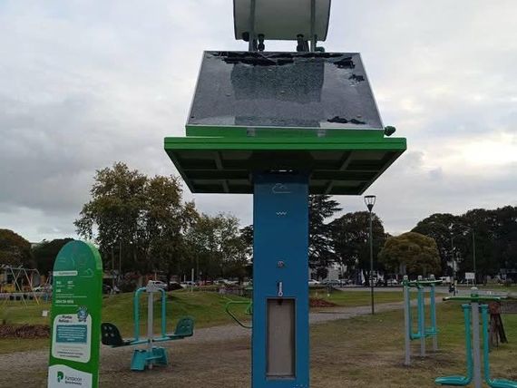 Vandalizaron la estación con energía solar para cargar agua para el mate