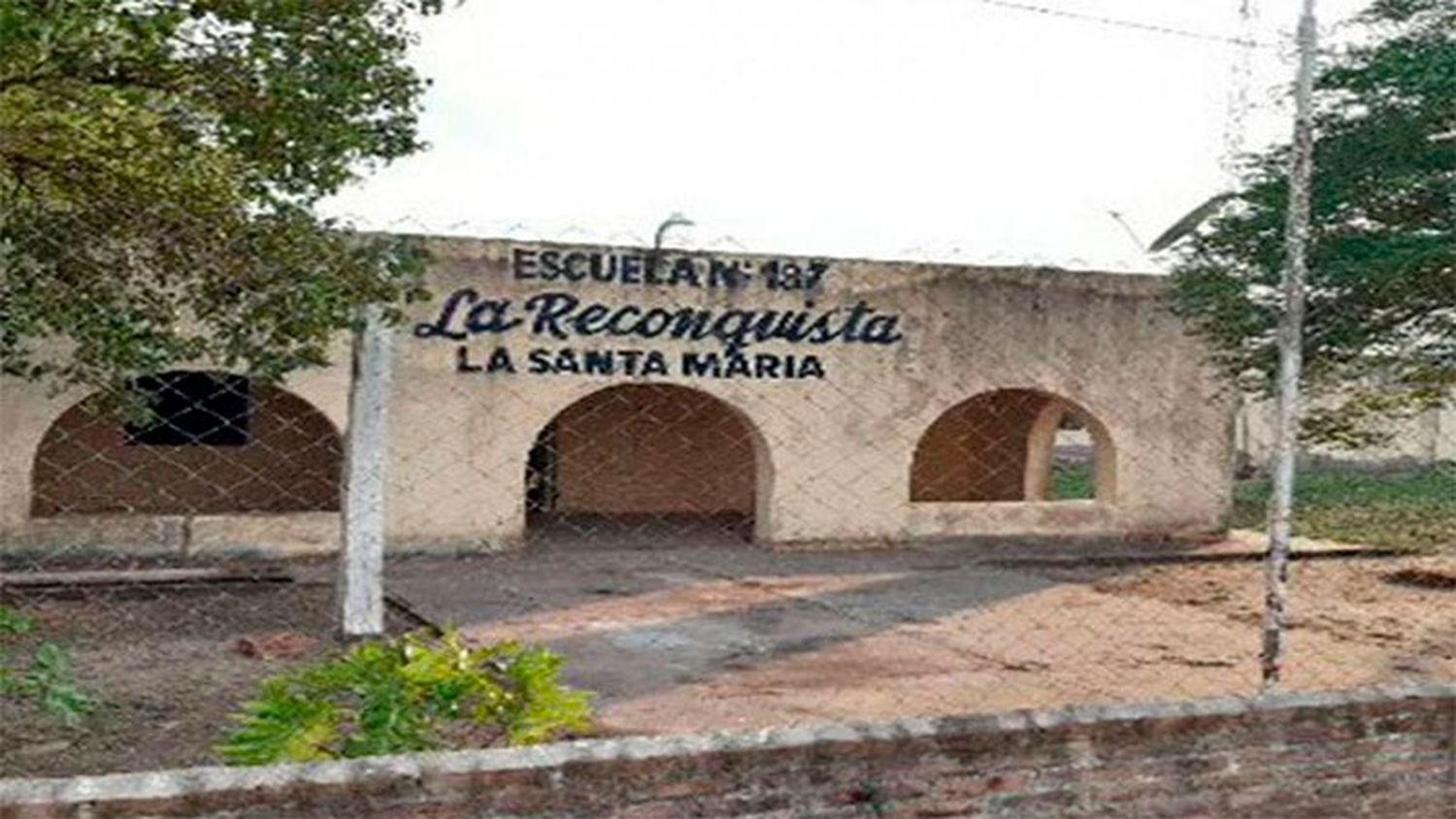 Operario cayó del techo de una escuela y murió