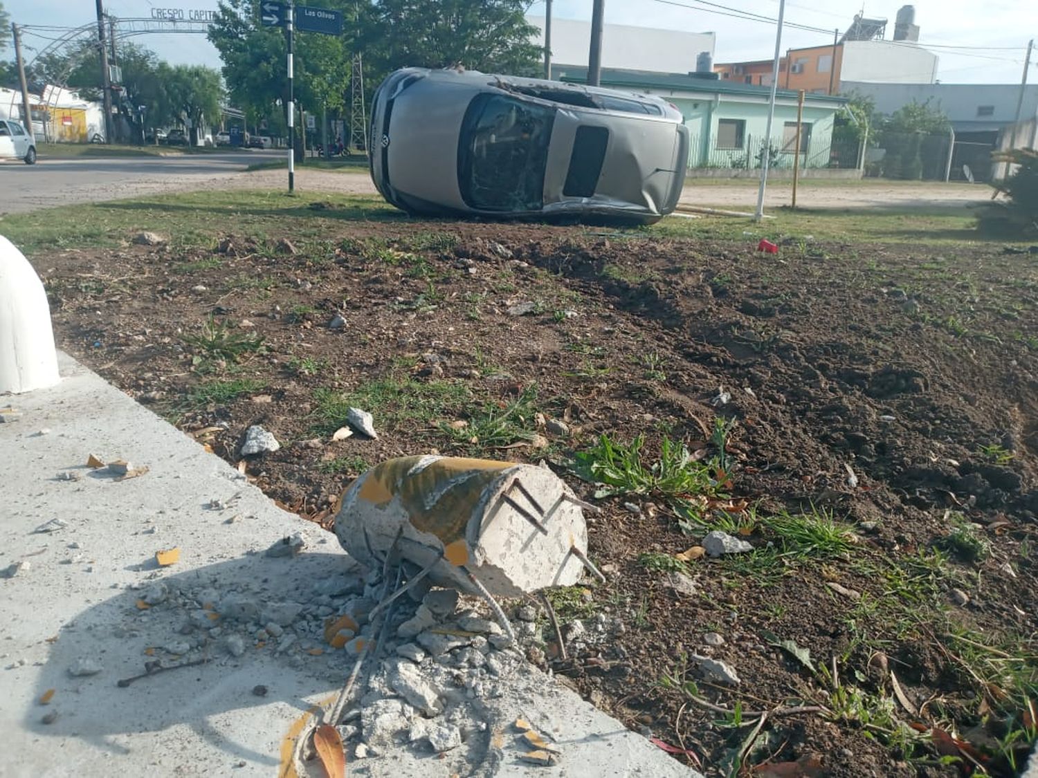 Volcó el vehículo en el que se trasladaban, al querer ingresar a Crespo