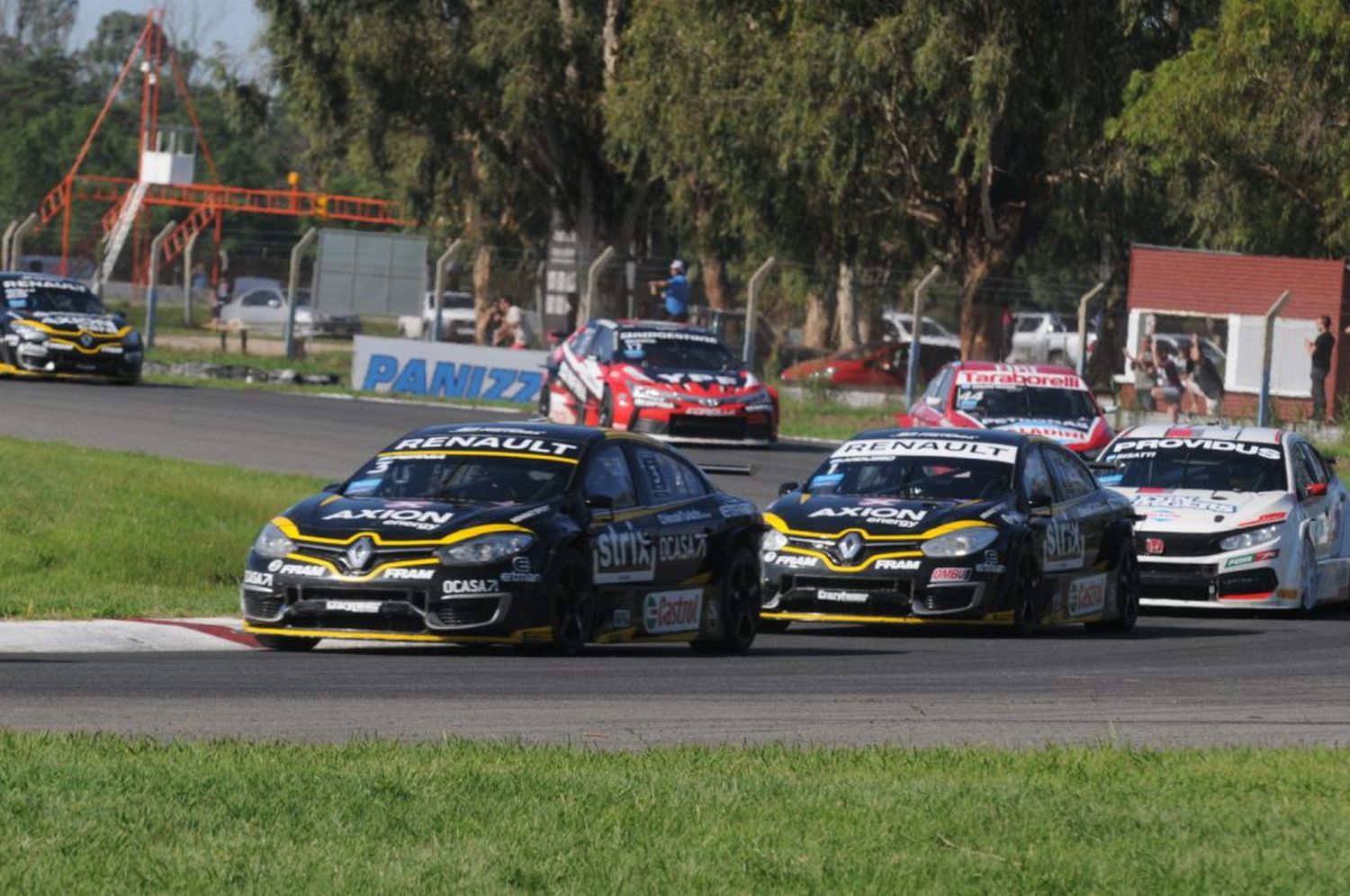 Leonel Pernía hizo la pole y alcanzó a Rossi en la punta