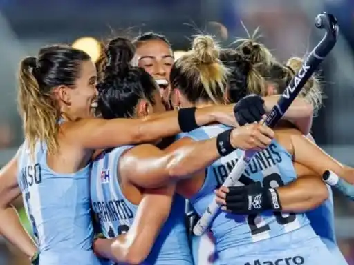 Las Leonas festejan en la noche santiagueña.