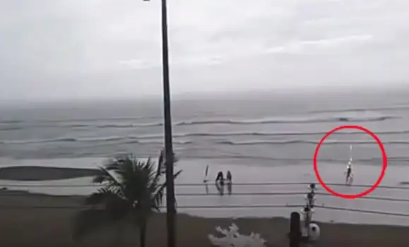 Video: El momento en el que una joven es alcanzada por un rayo 