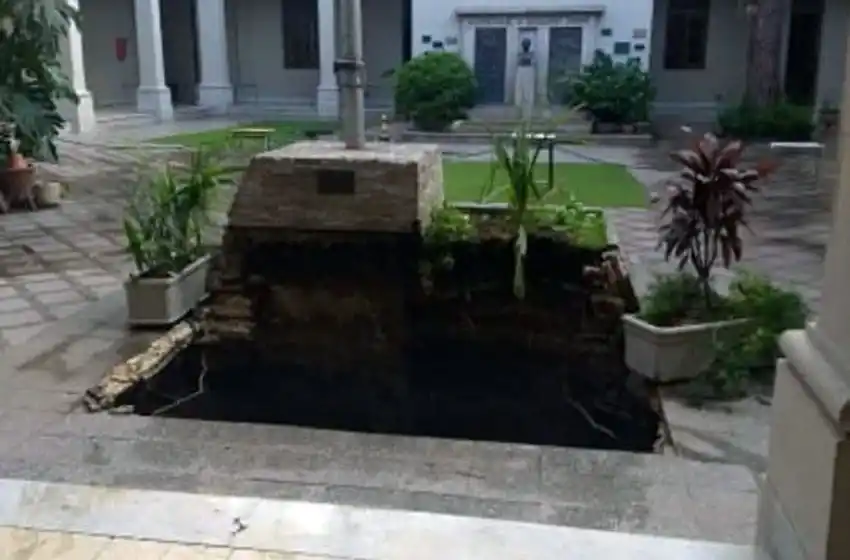 El patio del Normal 2 amaneció con un pozo de enormes dimensiones por la tormenta