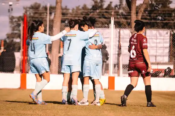 Las "Tiburonas" golearon a Luján y son escoltas en la Fase Ascenso