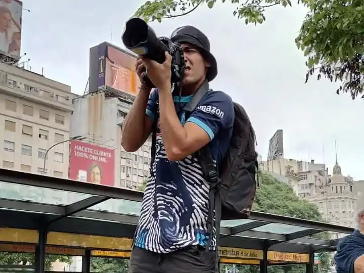 Quedó filmado el momento de la agresión.