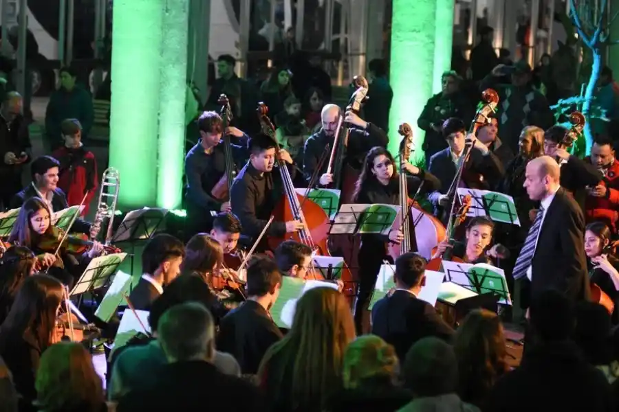 La Orquesta Municipal se lució en la gala de reinauguración. Crédito: Manuel Fabatía