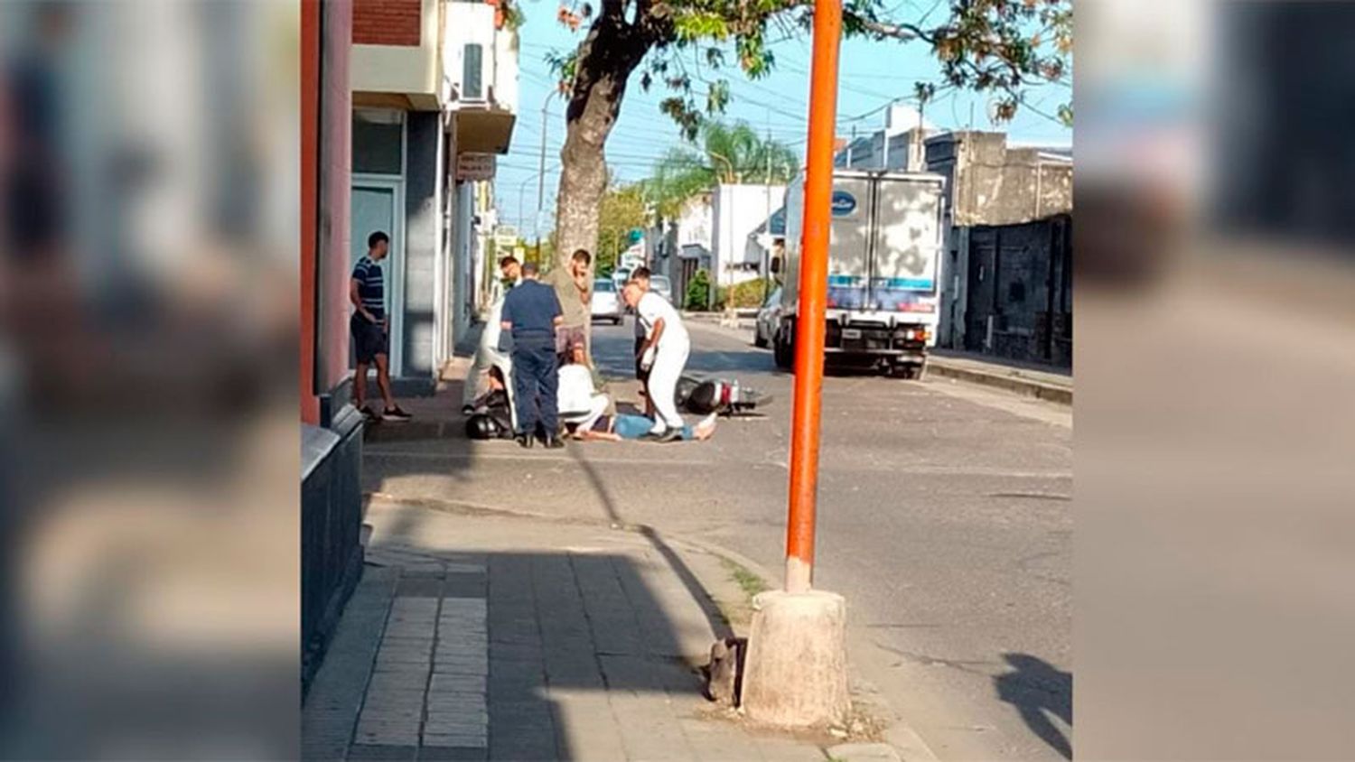 Un camión repartidor chocó a dos jóvenes: fueron hospitalizados de urgencia