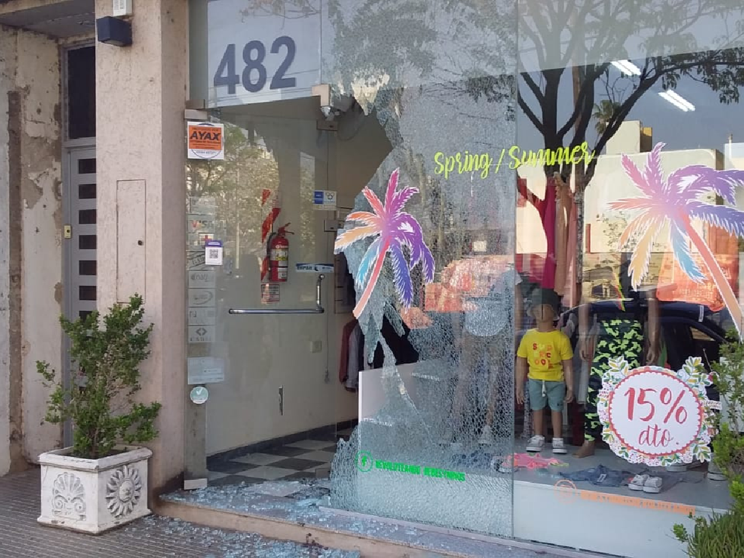 Otra vez los rompe vidrieras: entraron a tres locales céntricos