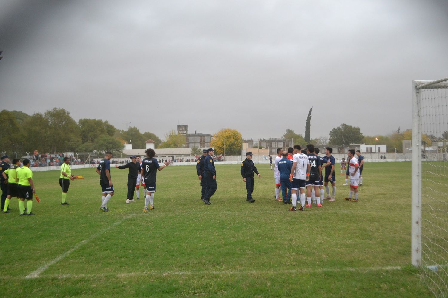 La policía dentro de la cancha tratando de preservar la integridad física del árbitro Héctor De Lucca que no tuvo un tarde feliz y expulsó varios jugadores.