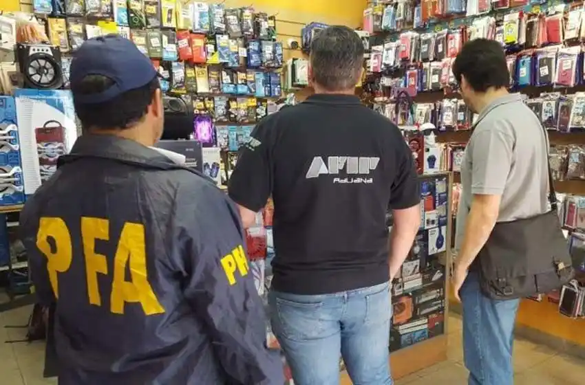 Secuestraron celulares robados en dos locales del centro de Rosario