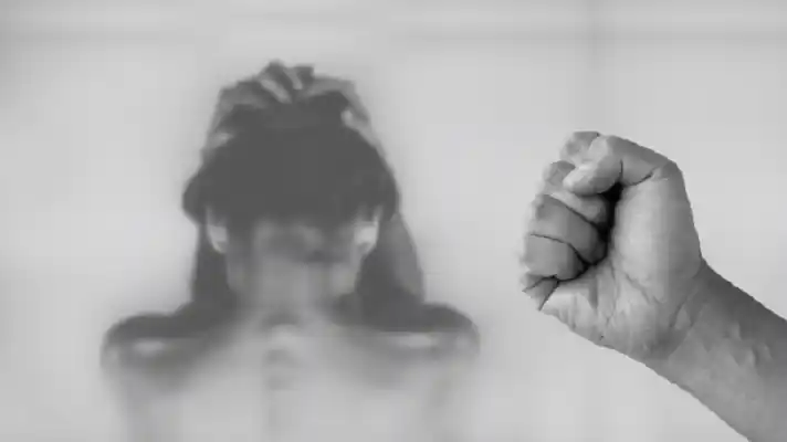 Por un mensaje en el celular hombre le tumbó tres dientes a su novia