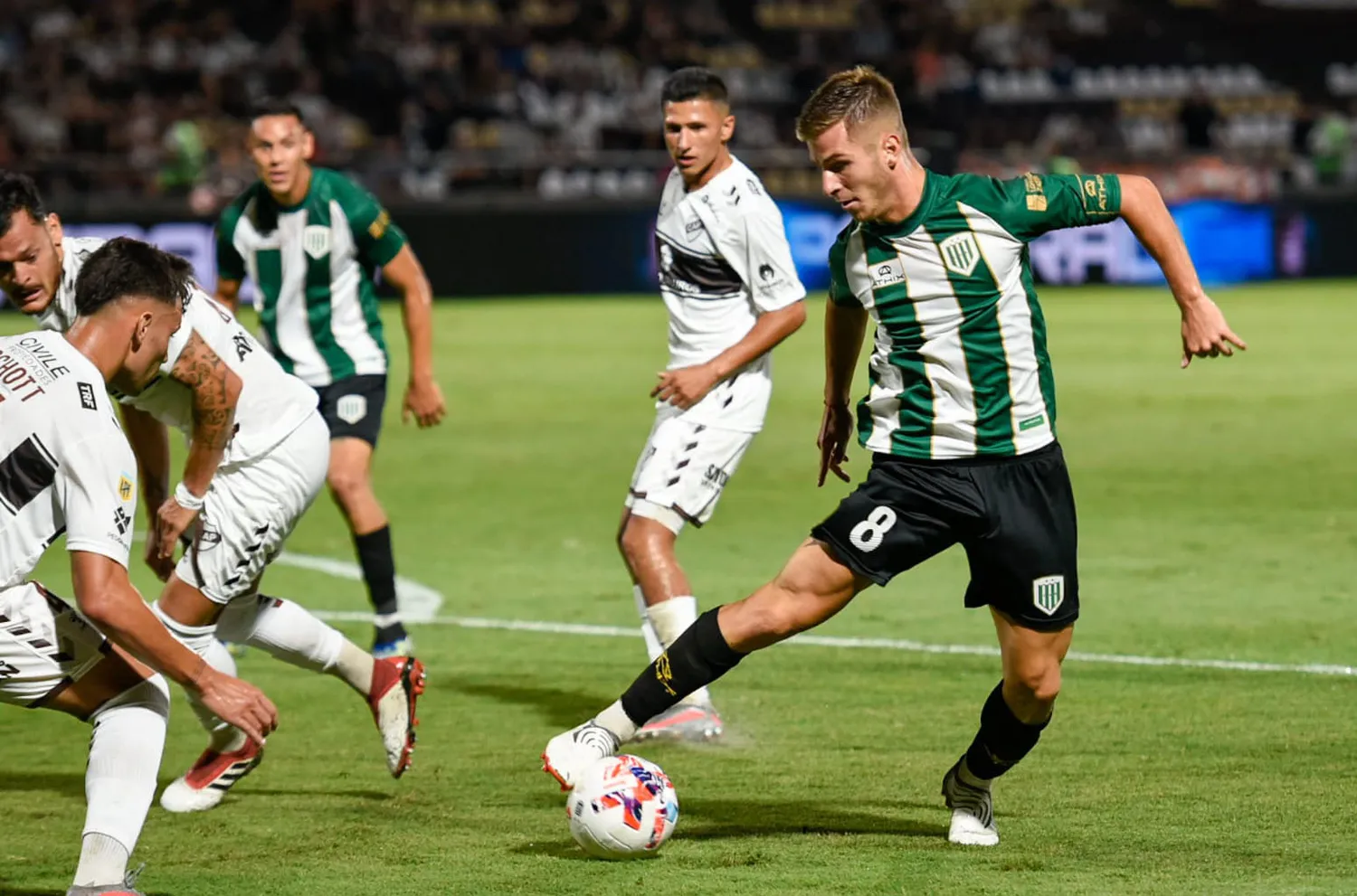 Banfield le sacó el invicto a Platense y trepó a la punta