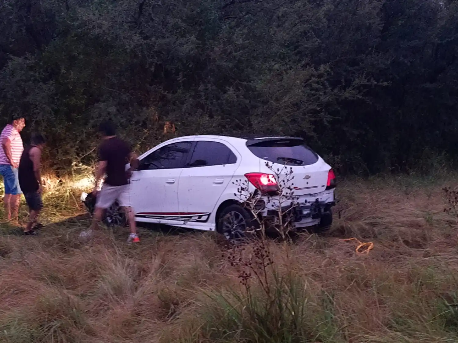 Despiste en Ruta 34: un auto Chevrolet Cruze terminó en la banquina