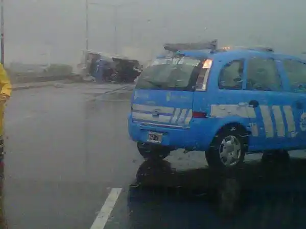 Corte total en Panamericana tras el vuelco de un camión en Campana