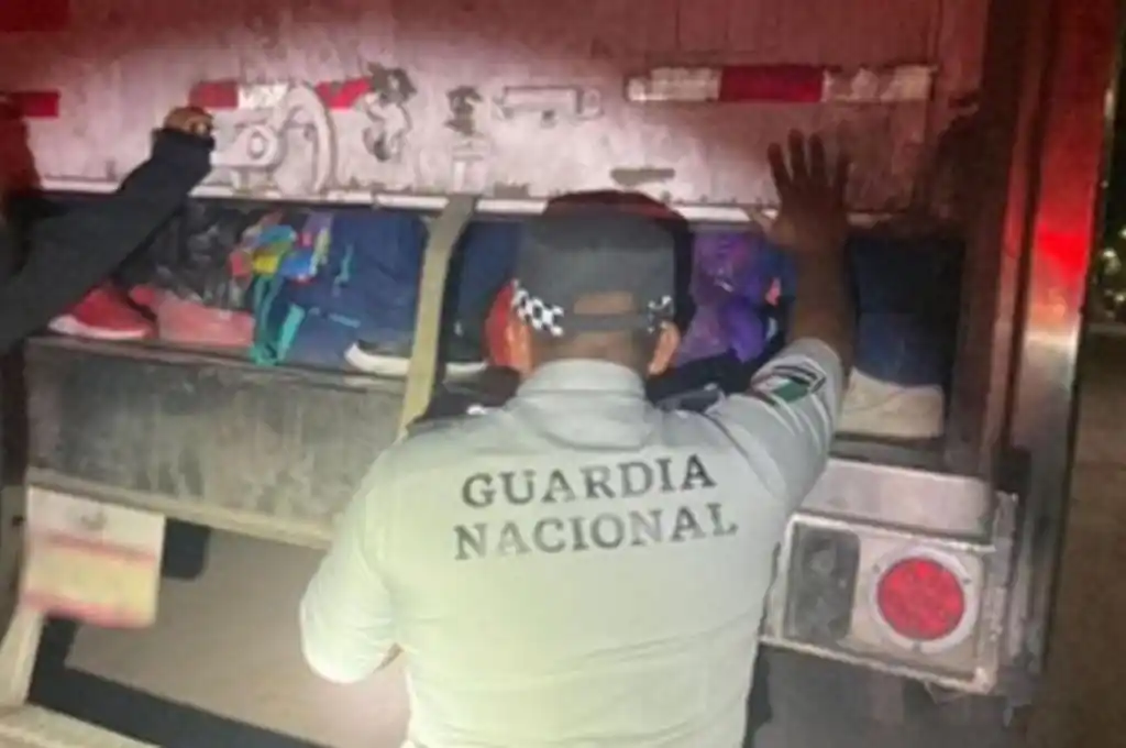 México: rescataron a 121 migrantes hacinados en el interior de un camión abandonado