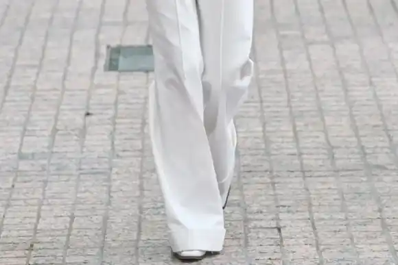 Los sastreros blancos son los pantalones ideales para un look elegante