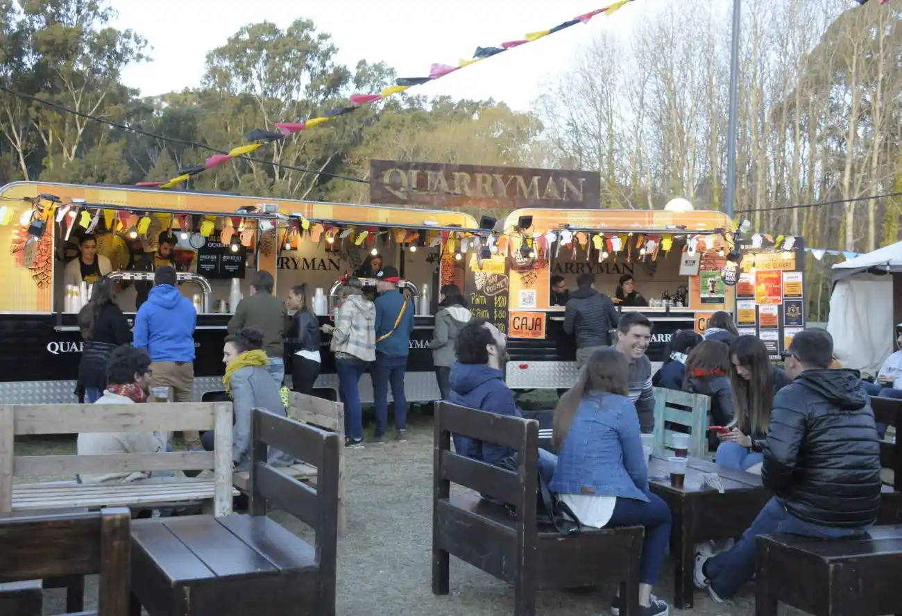 El Oktoberfest convocó a cientos de amantes de la  cerveza en el Centro Náutico 