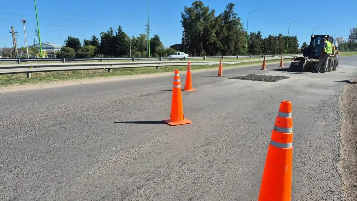 Relizan bacheos en el Acceso sur, entre la Rotonda del Cristo y el semáforo de la avenida Irazusta