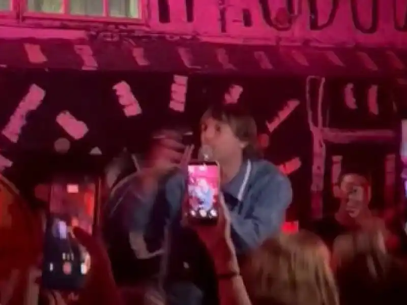 Levinton cantando en el bar.