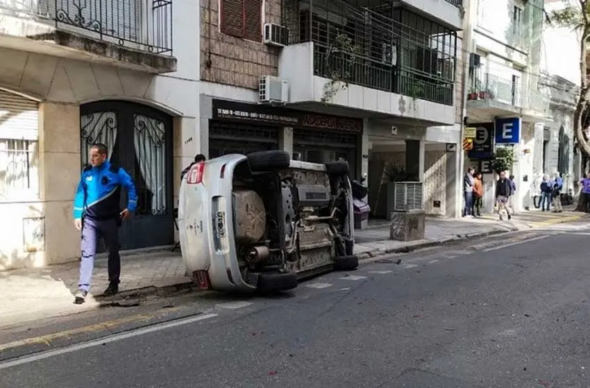 Espectacular choque y vuelco en pleno centro de Rosario: no hubo heridos