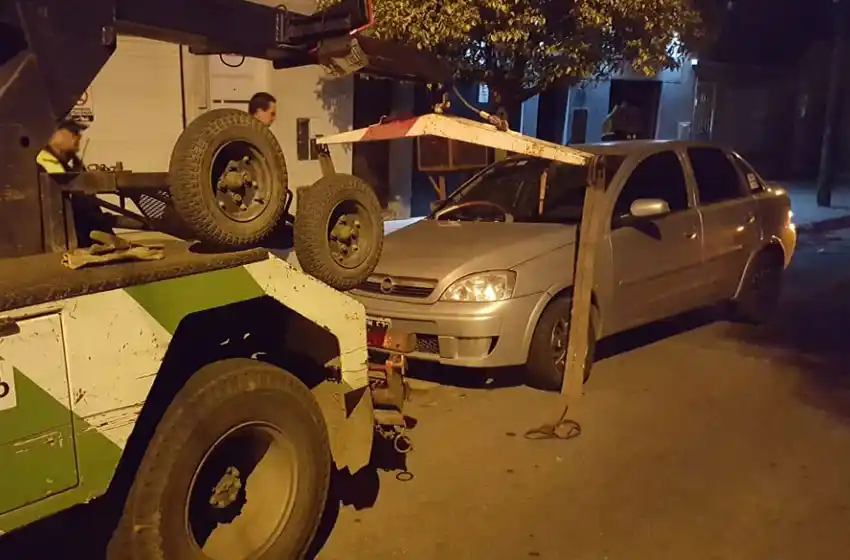 Iba a contramano y embistió un árbol: se negó al test de alcoholemia