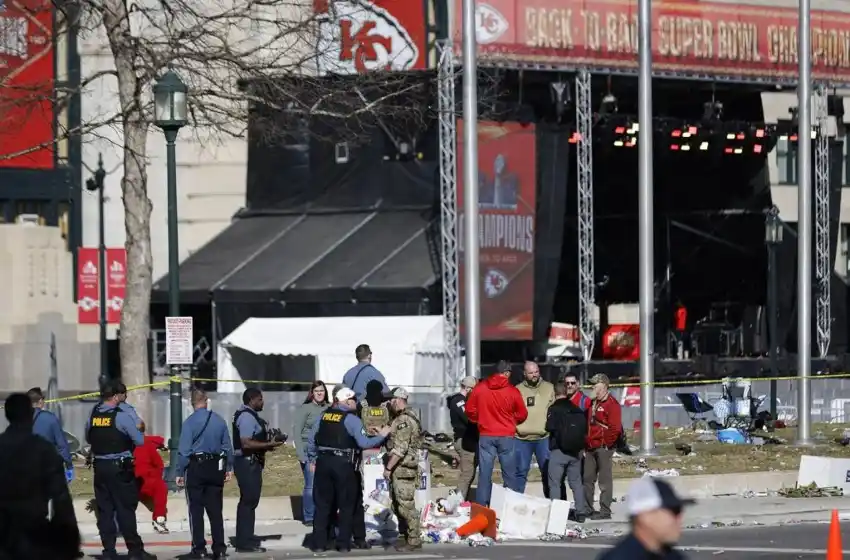 El tiroteo en el desfile del Super Bowl dejó al menos un muerto y 21 heridos
