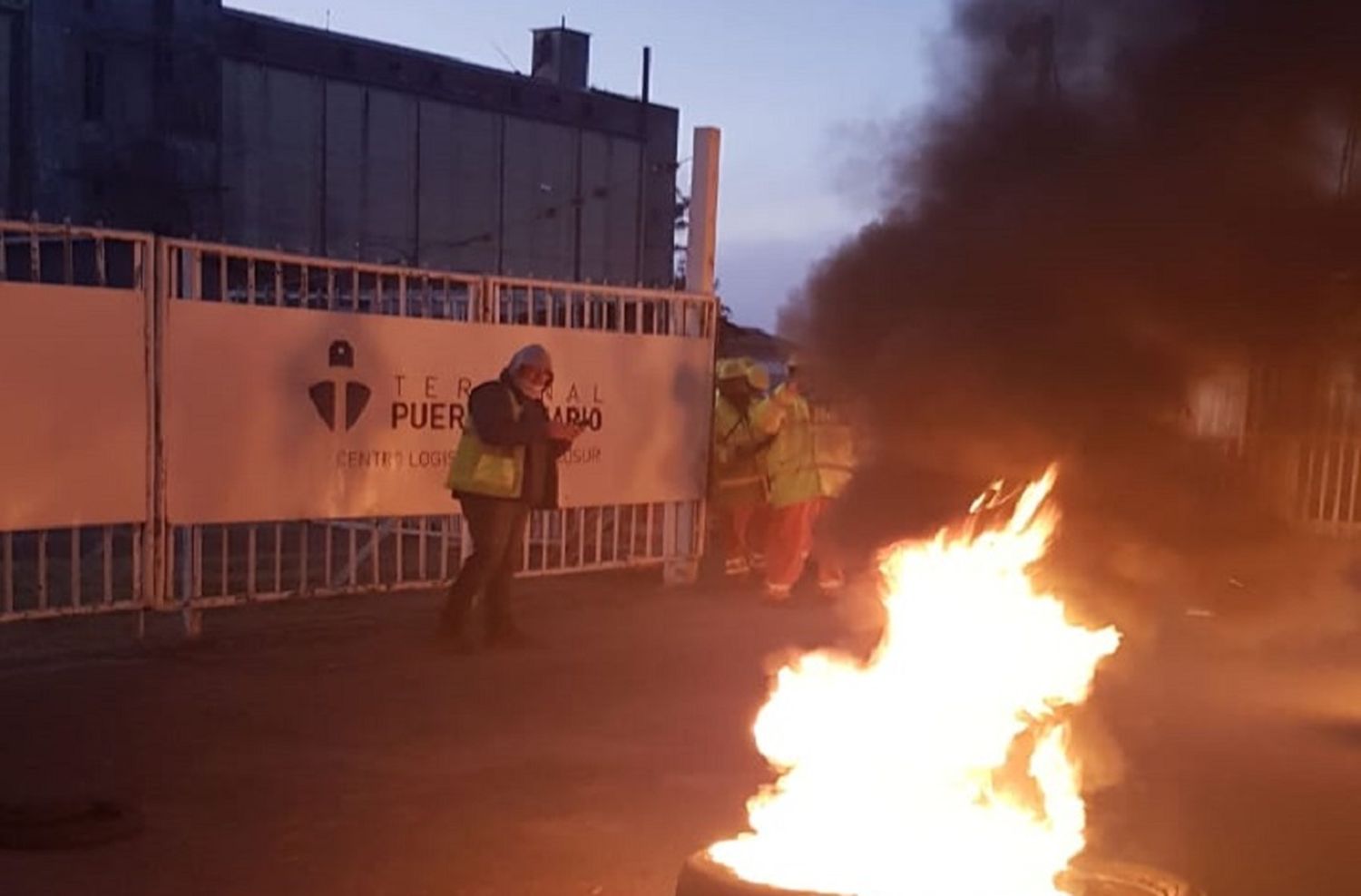 Paro de trabajadores en el puerto de Rosario: responsabilizan a Vicentín, una de las accionistas de la terminal