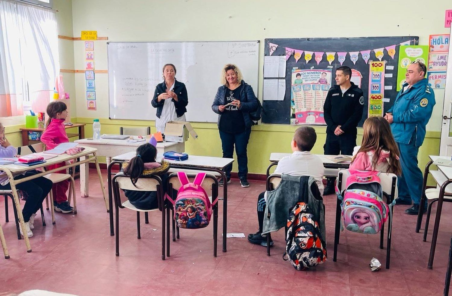 Los niños de tercer grado recibieron los primeros lápices durante la visita a la escuela.