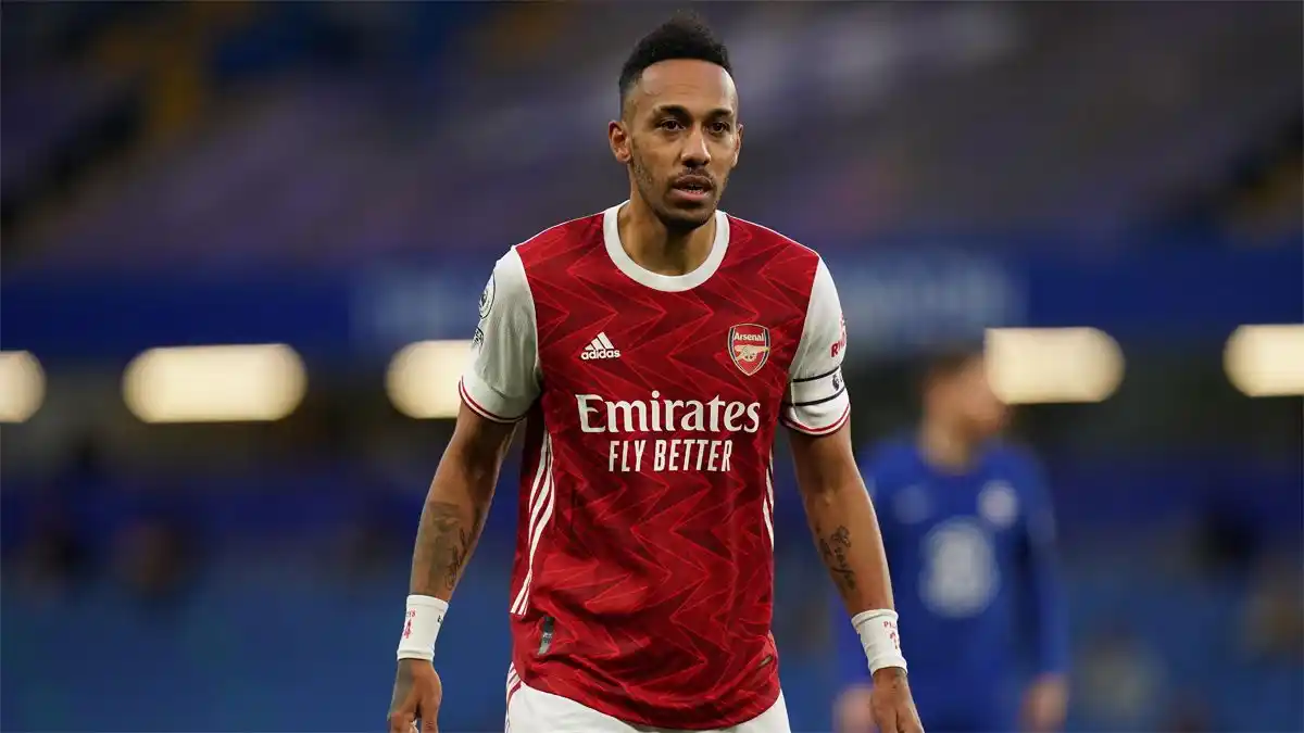 Aubameyang llegó la ciudad, pero se cayó su pase a Barcelona